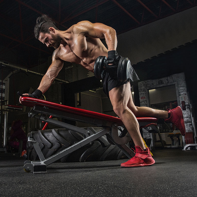 MALE LIFTING WEIGHTS IN GYM