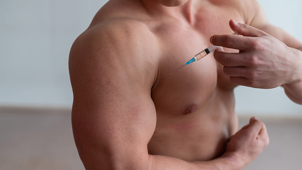 muscular guy injecting anabolic steroids